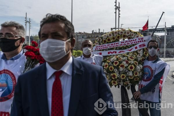 Taksim Cumhuriyet Anıtı'na sendikalardan çelenk