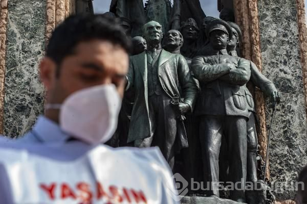 Taksim Cumhuriyet Anıtı'na sendikalardan çelenk
