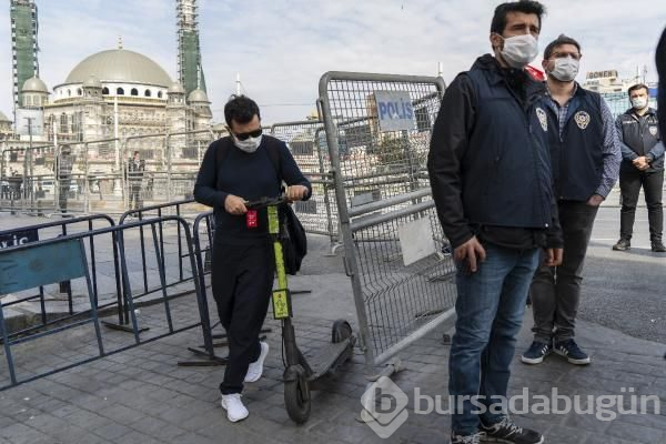 Taksim Cumhuriyet Anıtı'na sendikalardan çelenk
