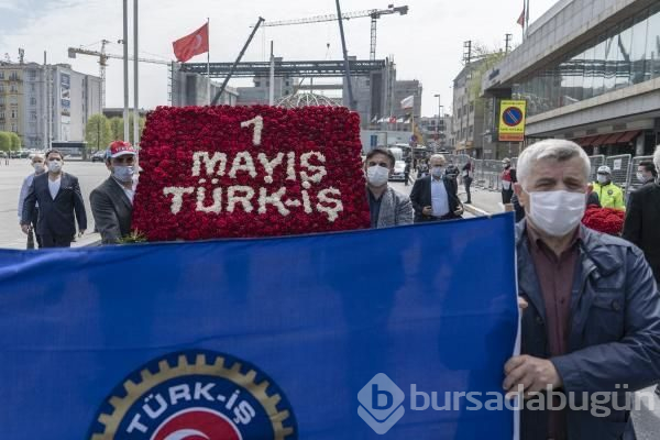 Taksim Cumhuriyet Anıtı'na sendikalardan çelenk