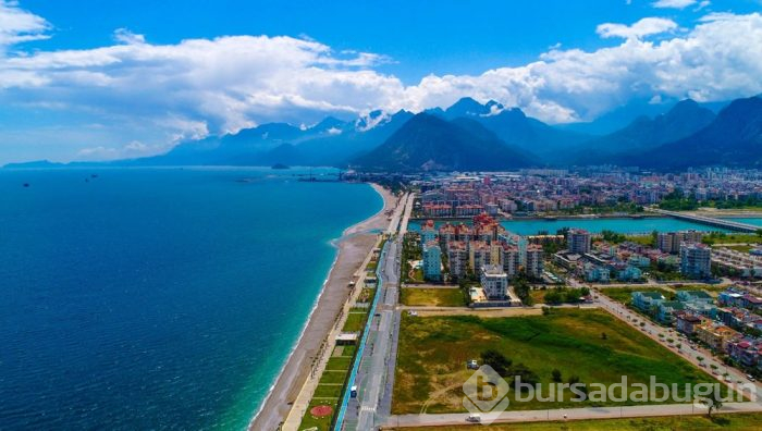 Antalya'nın Konyaaltı Sahili martılara kaldı