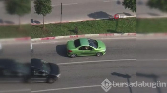 Trafikte tartıştığı kadınları sopayla dövdü