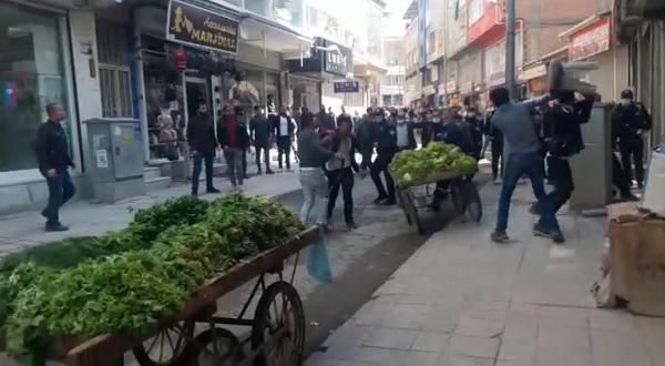 Zabıta ile seyyar satıcılar birbirine girdi!