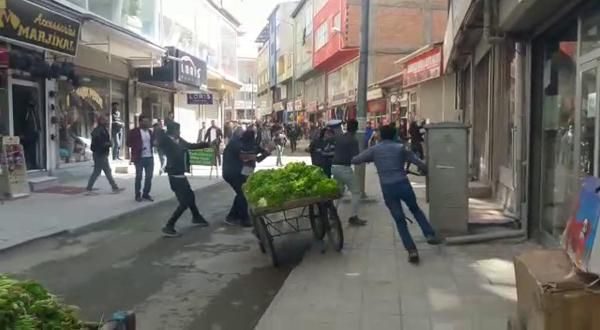Zabıta ile seyyar satıcılar birbirine girdi!