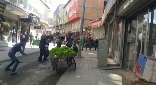 Zabıta ile seyyar satıcılar birbirine girdi!