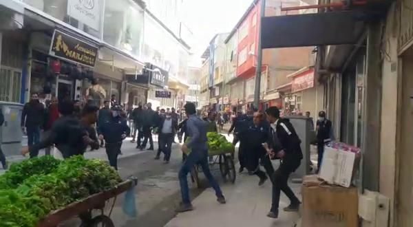 Zabıta ile seyyar satıcılar birbirine girdi!