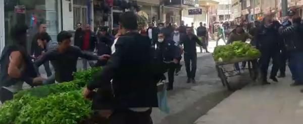 Zabıta ile seyyar satıcılar birbirine girdi!