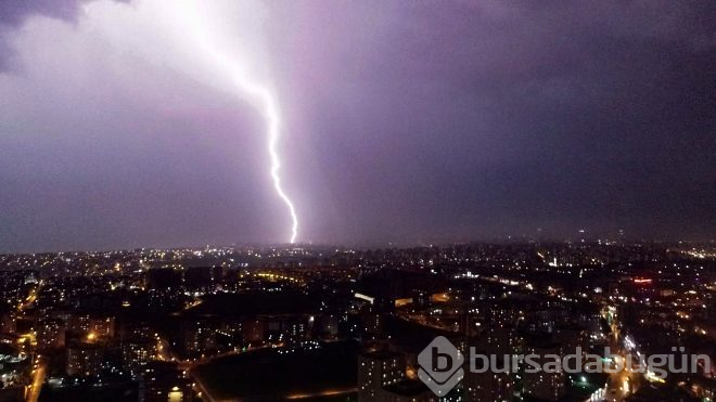 İstanbul'da çakan şimşekler geceyi gündüze çevirdi
