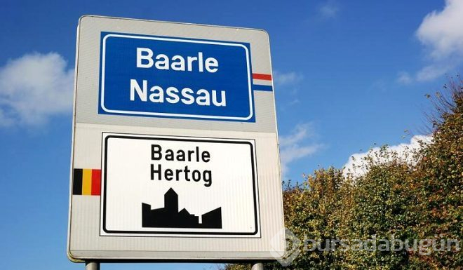 Ülke sınırı evlerinin içinden geçen kasaba halkının ilginç yaşamı