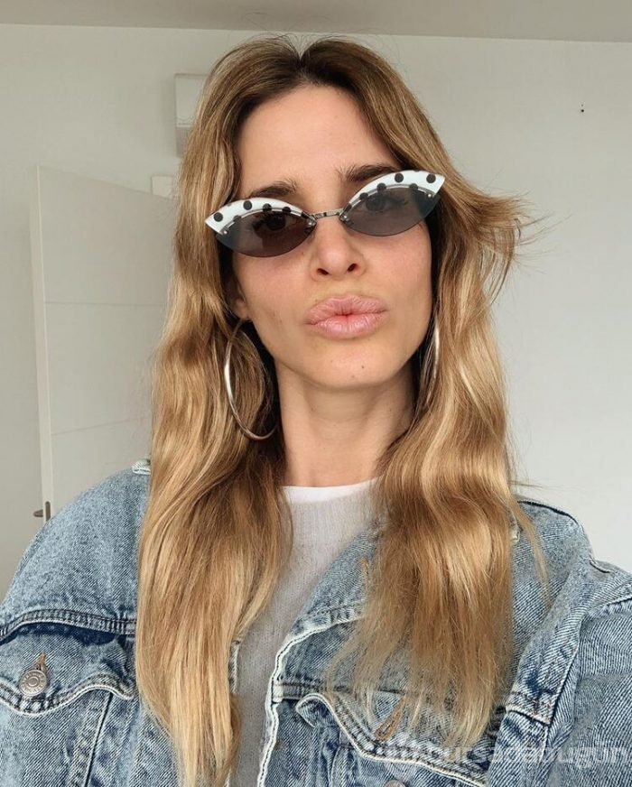 İspanyol model Elisabeth Mas bornozuyla caddenin ortasına yattı