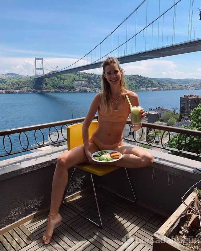 İspanyol model Elisabeth Mas bornozuyla caddenin ortasına yattı