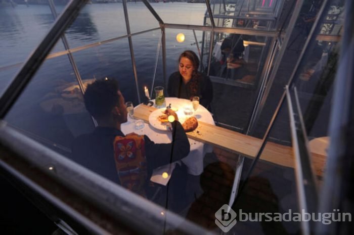 Amsterdam'da virüse karşı kabin restoran açıldı