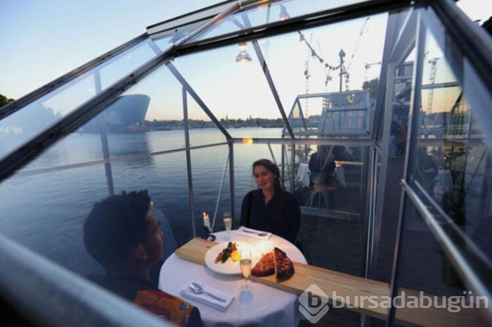 Amsterdam'da virüse karşı kabin restoran açıldı