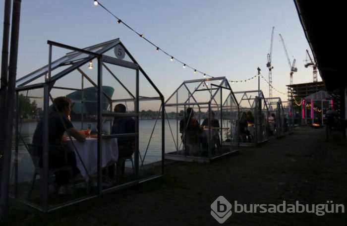 Amsterdam'da virüse karşı kabin restoran açıldı