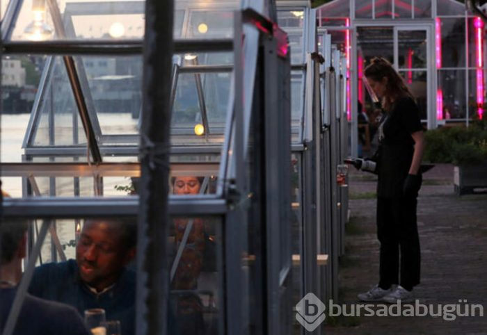 Amsterdam'da virüse karşı kabin restoran açıldı