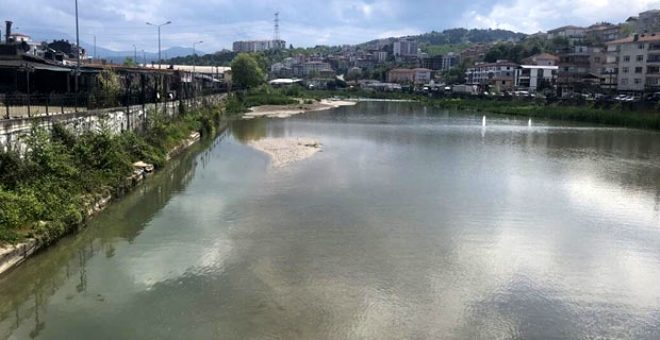 40 yıldır kirli olan çay kendi kendini temizledi!