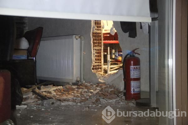 Duvarı delerek 400 bin liralık hırsızlık yaptılar