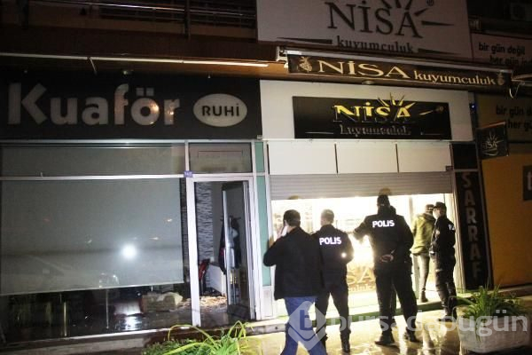 Duvarı delerek 400 bin liralık hırsızlık yaptılar