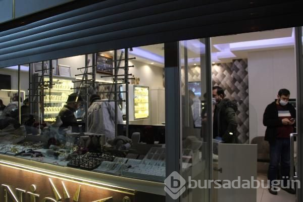 Duvarı delerek 400 bin liralık hırsızlık yaptılar