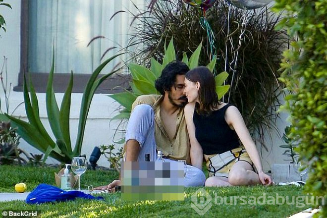 Doğum gününü sevgilisiyle parkta sarmaş dolaş kutladı!