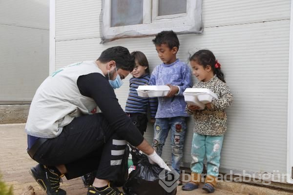 Suriye'de 25 bin yetim çocuğa iftar yemeği!