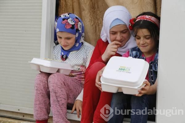 Suriye'de 25 bin yetim çocuğa iftar yemeği!