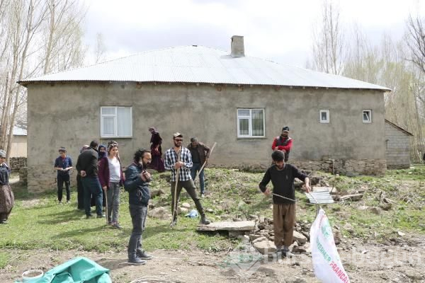 Korkup terk ettikleri evden 20 yılan daha çıktı