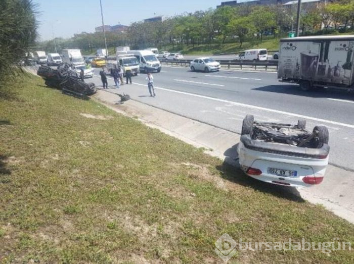 İki araç ters döndü TEM'in trafiği kitlendi
