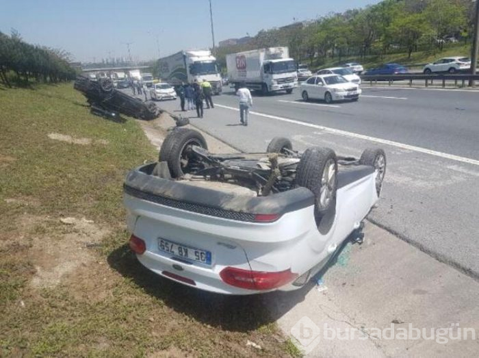 İki araç ters döndü TEM'in trafiği kitlendi