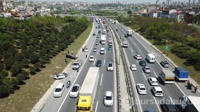 İki araç ters döndü TEM'in trafiği kitlendi