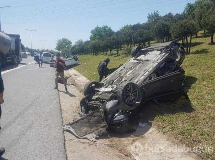 İki araç ters döndü TEM'in trafiği kitlendi