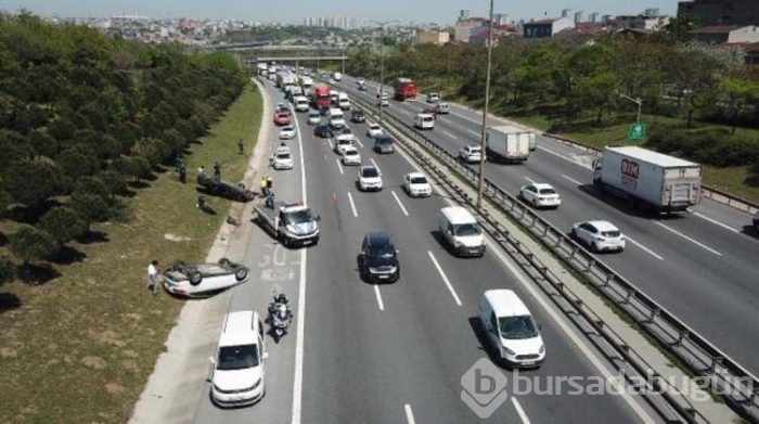 İki araç ters döndü TEM'in trafiği kitlendi