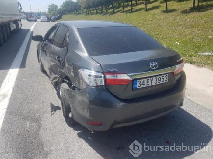 İki araç ters döndü TEM'in trafiği kitlendi