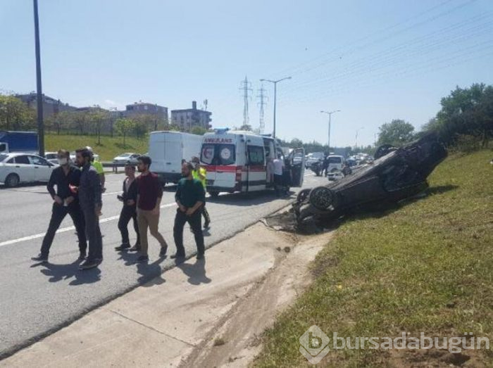 İki araç ters döndü TEM'in trafiği kitlendi