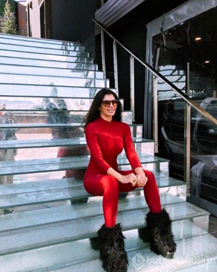 'Hepimiz balonuz' diyen Hatice, havuz başında mini şortlu paylaşım yaptı