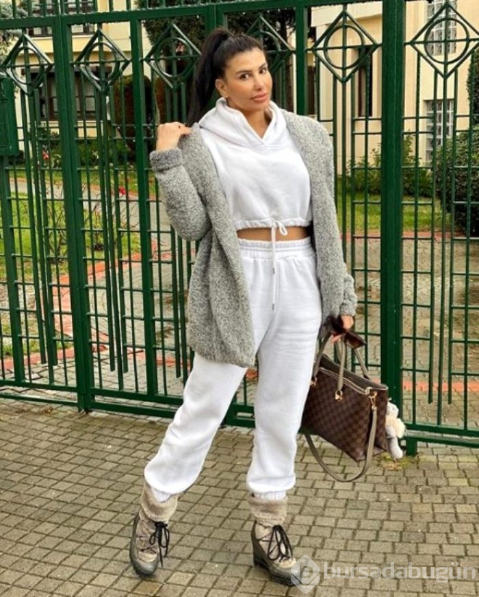 'Hepimiz balonuz' diyen Hatice, havuz başında mini şortlu paylaşım yaptı