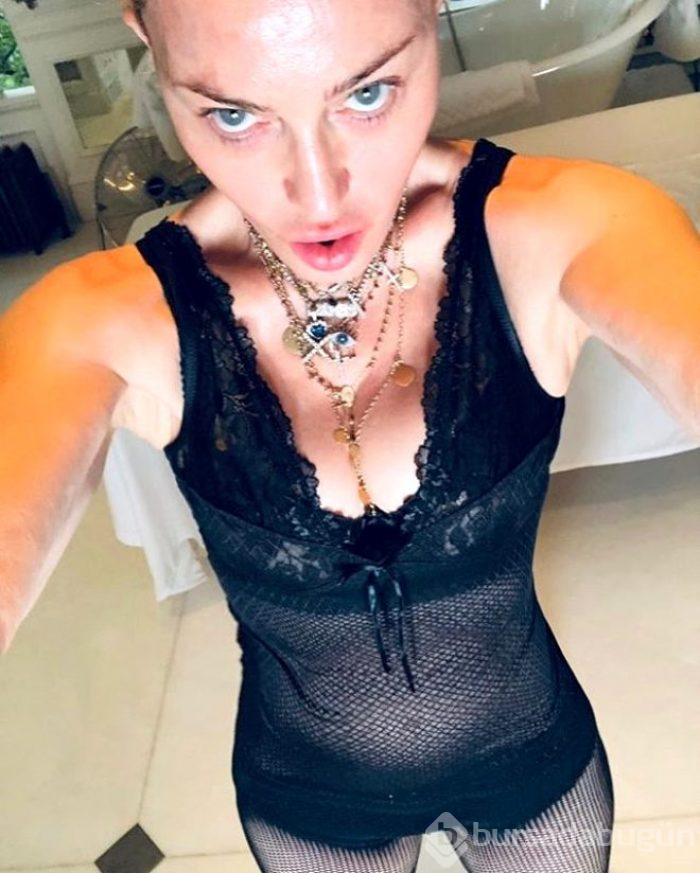 61 yaşındaki Madonna kalçalarını paylaştı! 