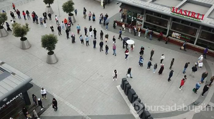 Kısıtlama bitti AVM'lerin önünde kuyruklar oluştu