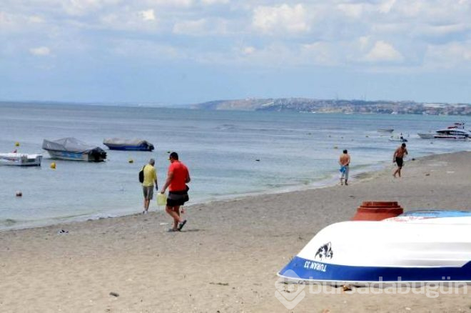 Yasak dinlemediler!  Kumburgaz'da vatandaşlar denize girdi