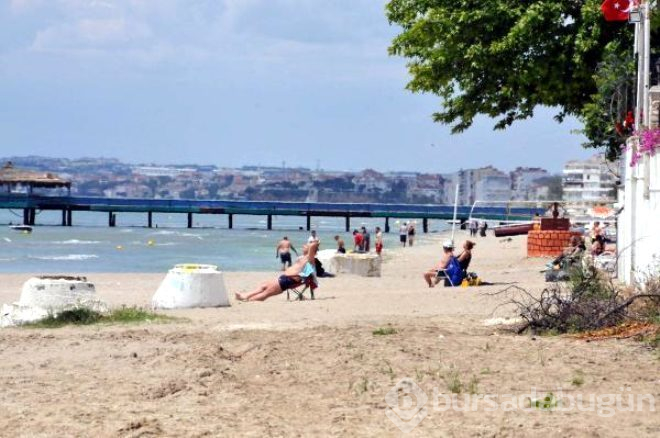 Yasak dinlemediler!  Kumburgaz'da vatandaşlar denize girdi