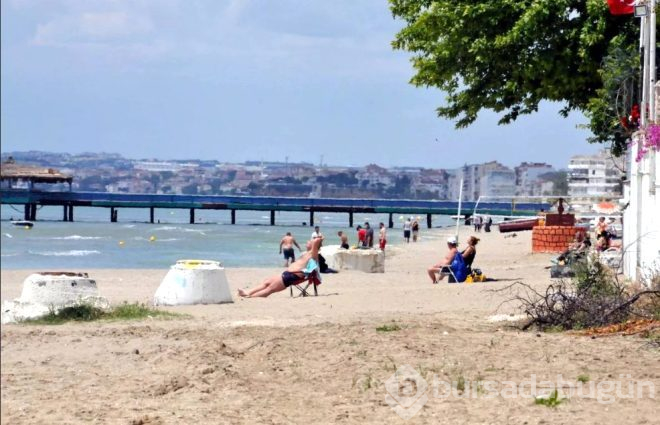 Yasak dinlemediler!  Kumburgaz'da vatandaşlar denize girdi