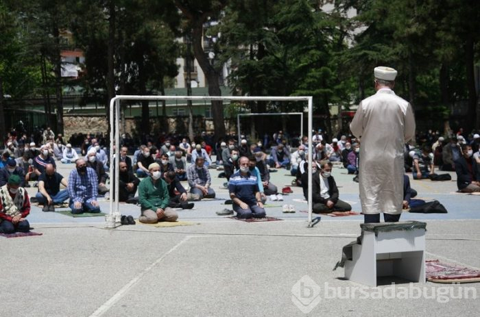Bursa'da 74 gün sonra cuma namazı kılındı	