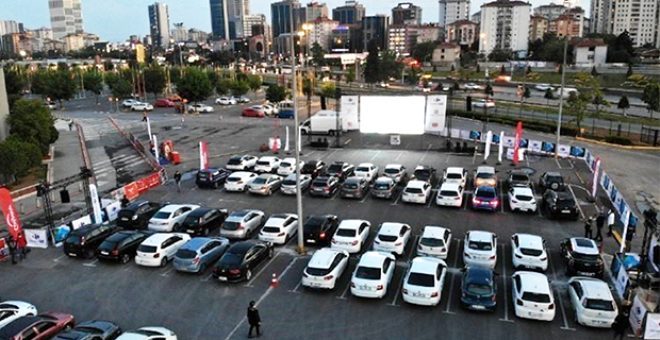 Karantinada bunalan İstanbullular, açık hava sinemasında buluştu