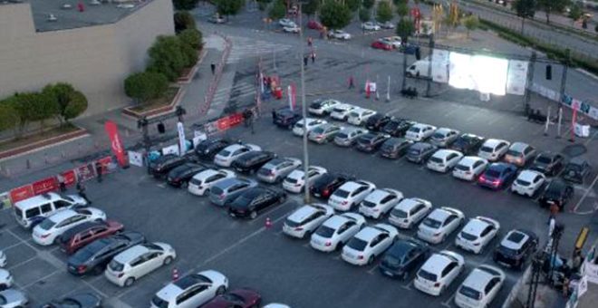 Karantinada bunalan İstanbullular, açık hava sinemasında buluştu