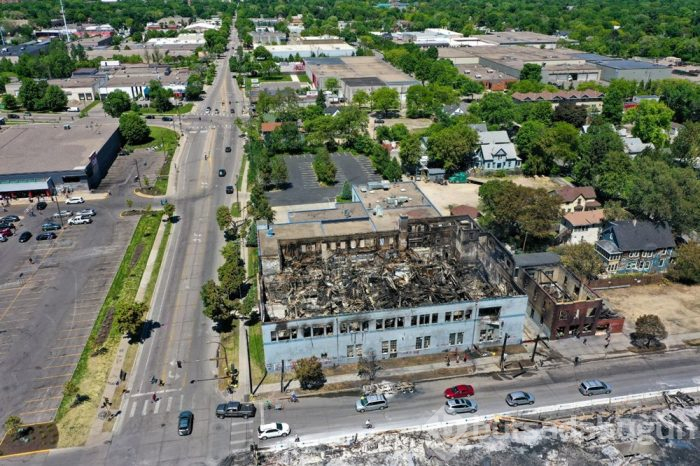 Amerika'da Minneapolis harabeye döndü