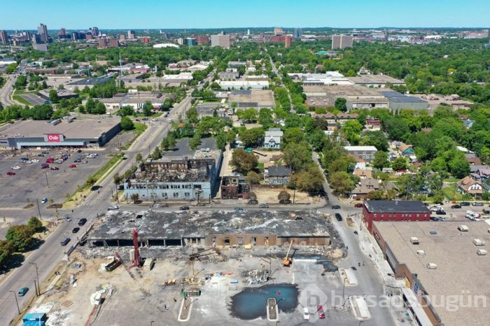Amerika'da Minneapolis harabeye döndü