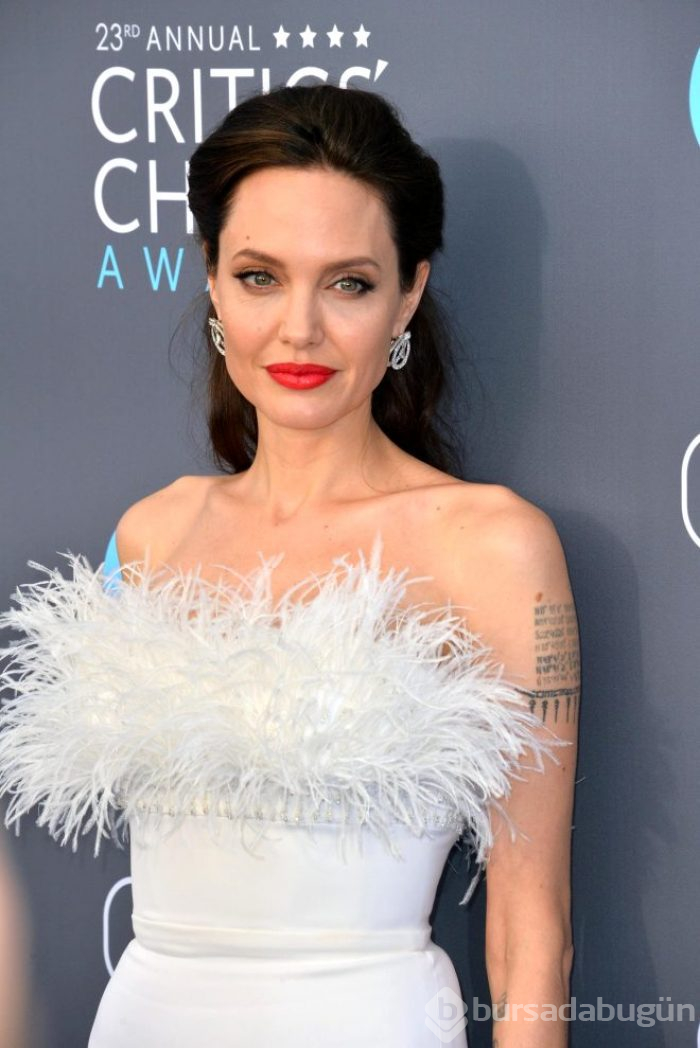 Dünyanın en güzel kadınlarından olan Angelina Jolie yıllara meydan okuyor