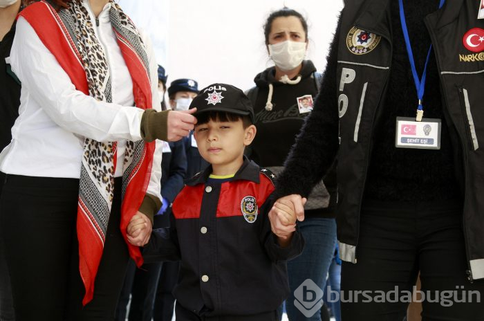 Bursa'da şehidin oğlundan asker selamı