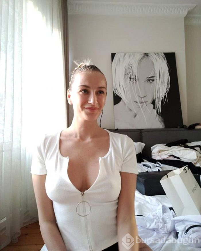 Didem Soydan, file çorabıyla iç çamaşırsız objektif karşısına geçti