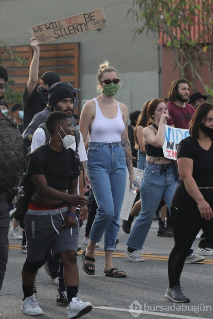 ''Protestoculara yiyecek ve su dağıttı''